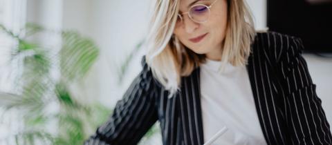 Personalised service blending digital and human support